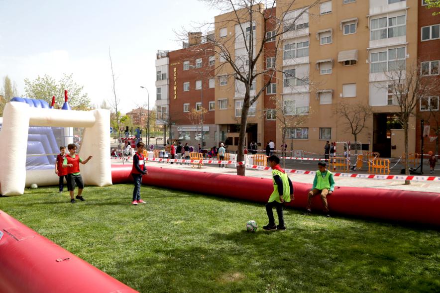 Niños jugando al Futbol 