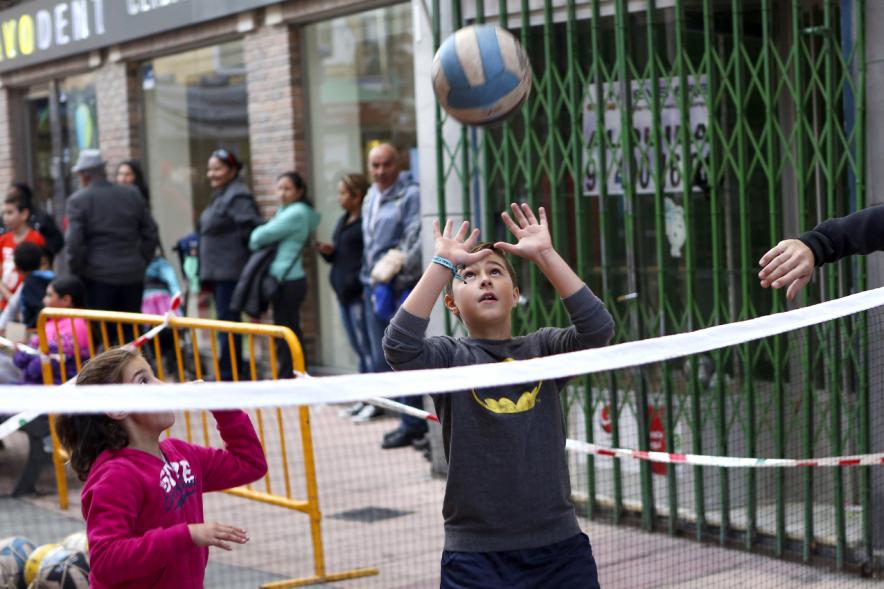 Niños jugando voleibol