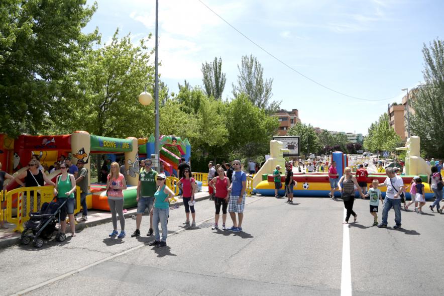 Asistentes rodeados de atracciones