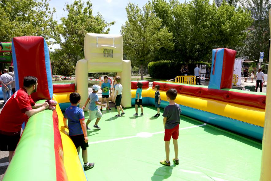 Niños jugando al futbol en un hinchable