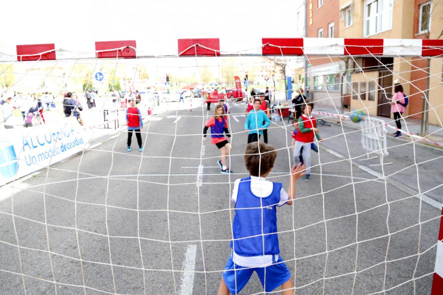 Niños jugando al balonmano