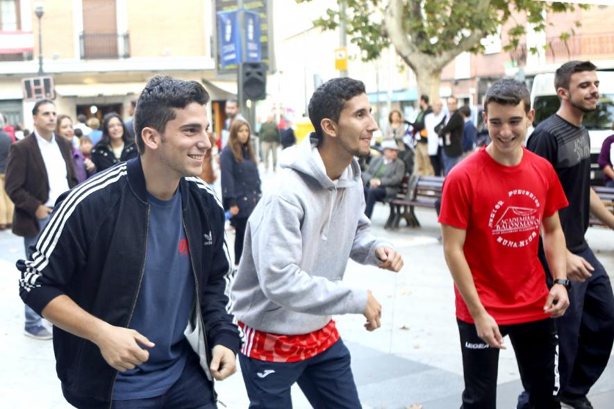 Jóvenes bailando