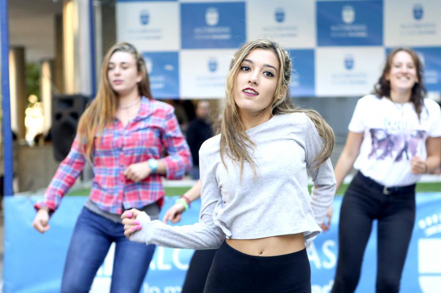 Jóvenes bailando