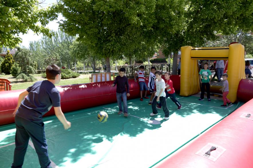 Niños jugando al futbol