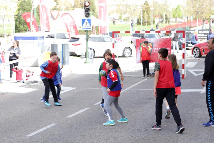 Niños jugando al balonmano