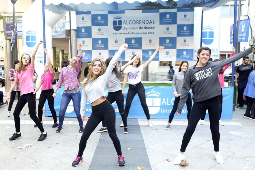 Jóvenes bailando