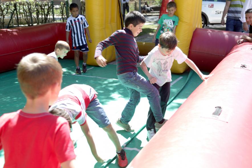 Niños jugando al futbol