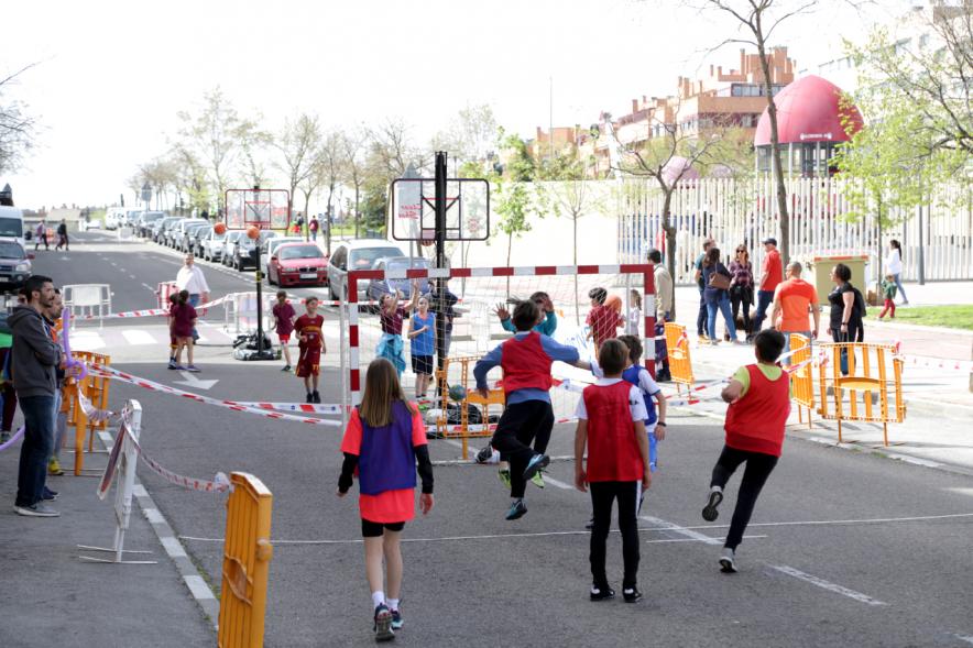 Niños jugando al balonmano