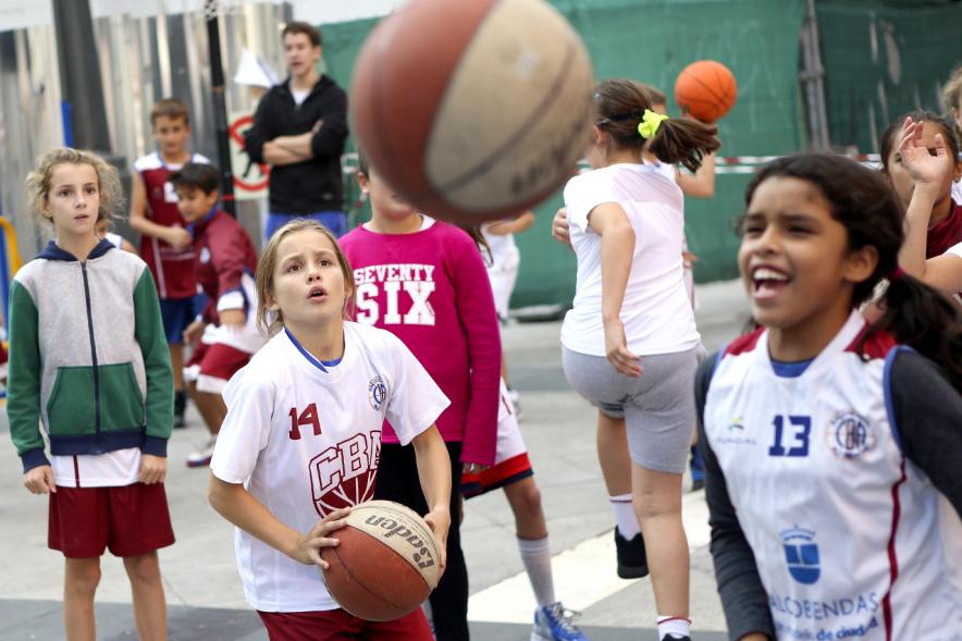 Niñas jugando baloncesto
