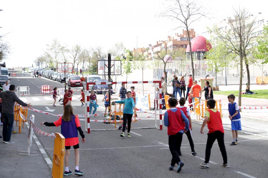 Niños juegan al balonmano
