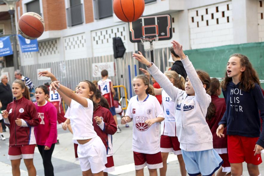 Niñas jugando baloncesto