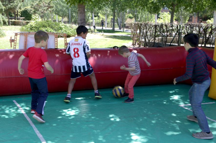 Niños jugando al futbol