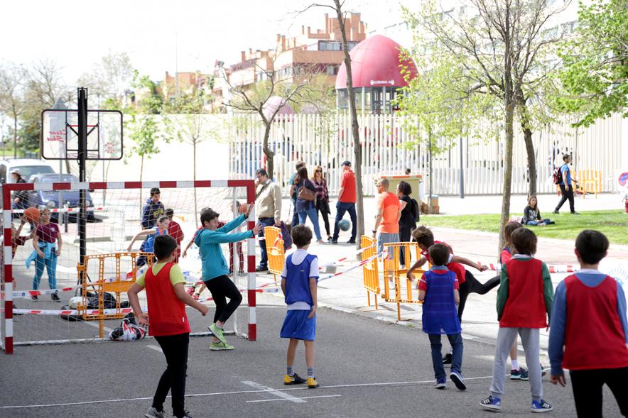 Niños jugando al balonmano