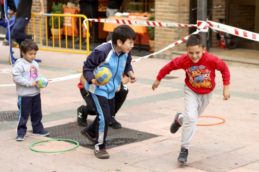 Niños juegan balonmano