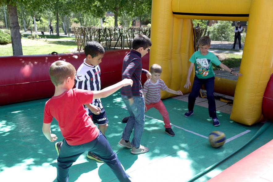 Niños jugando al futbol