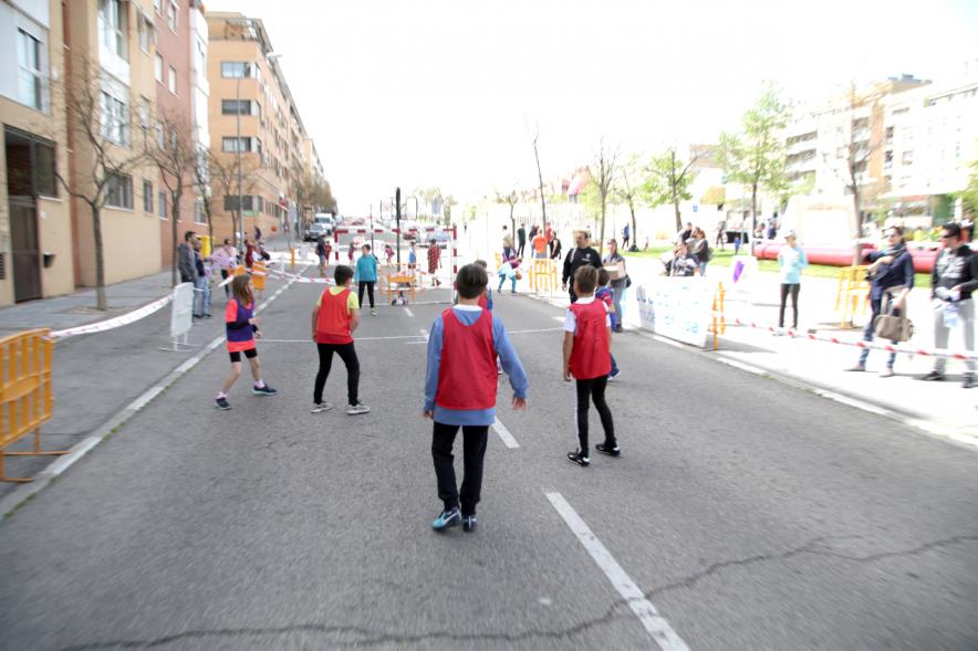 Niños jugando al balonmano