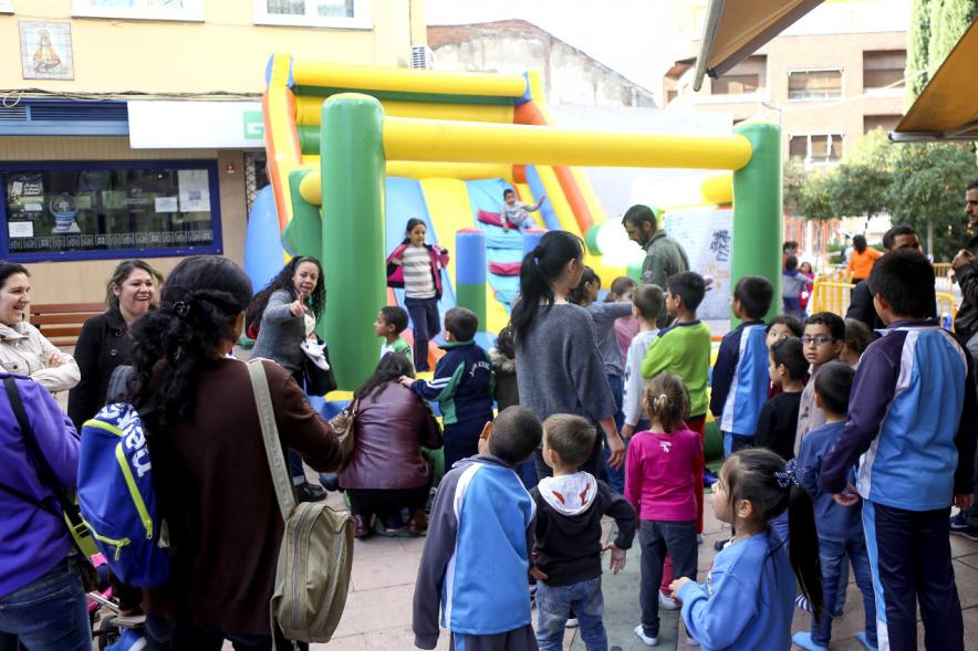 Multitud frente a castillo hinchable 
