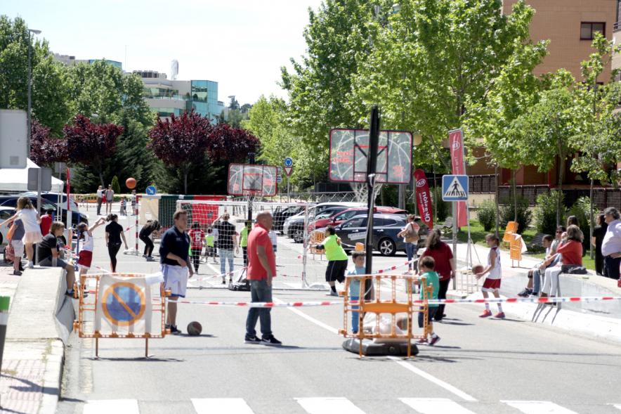 Jóvenes jugando al baloncesto