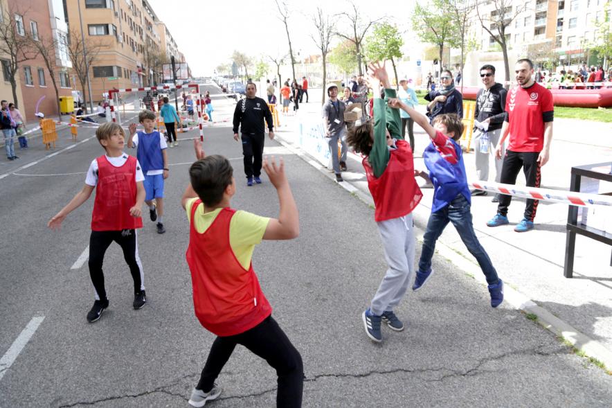 Niños jugando al balonmano
