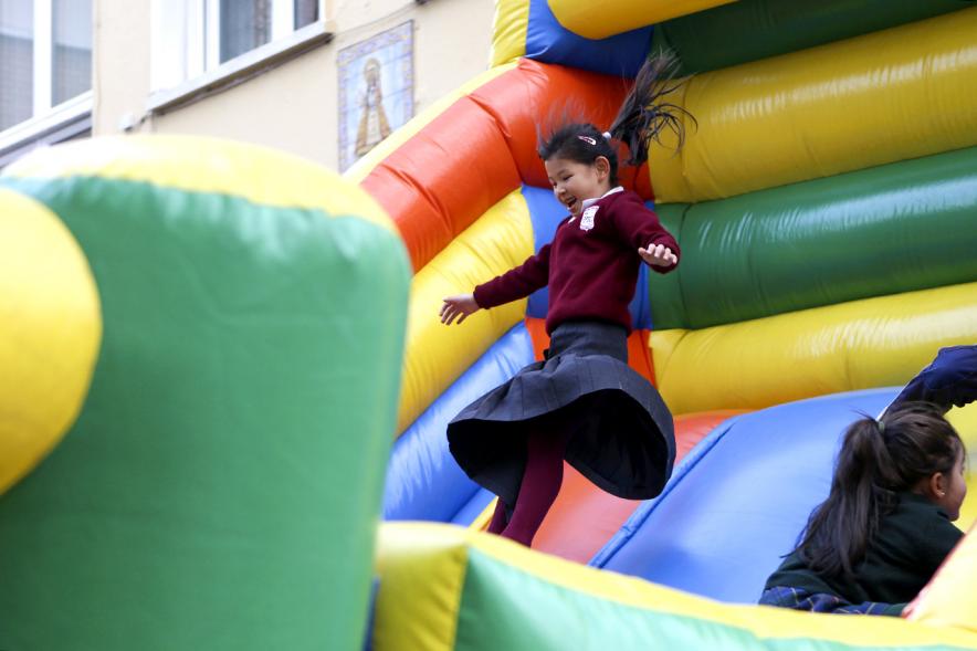 Niña jugando en castillo hinchable
