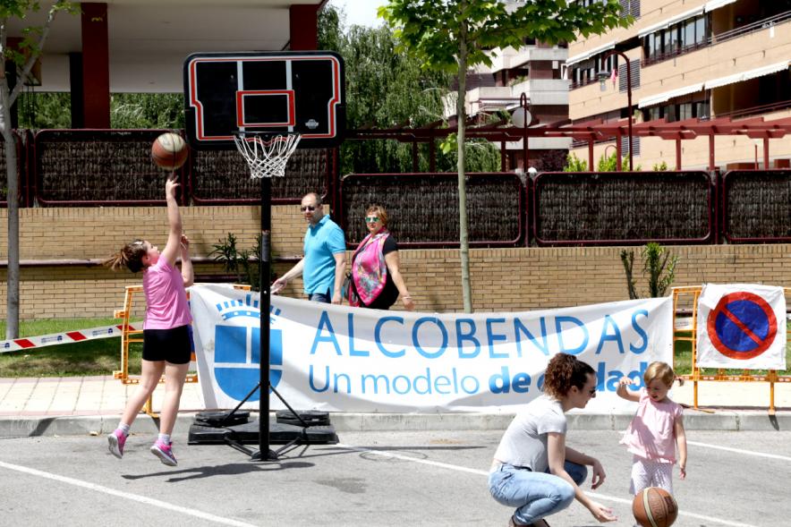 Jóvenes jugando al baloncesto