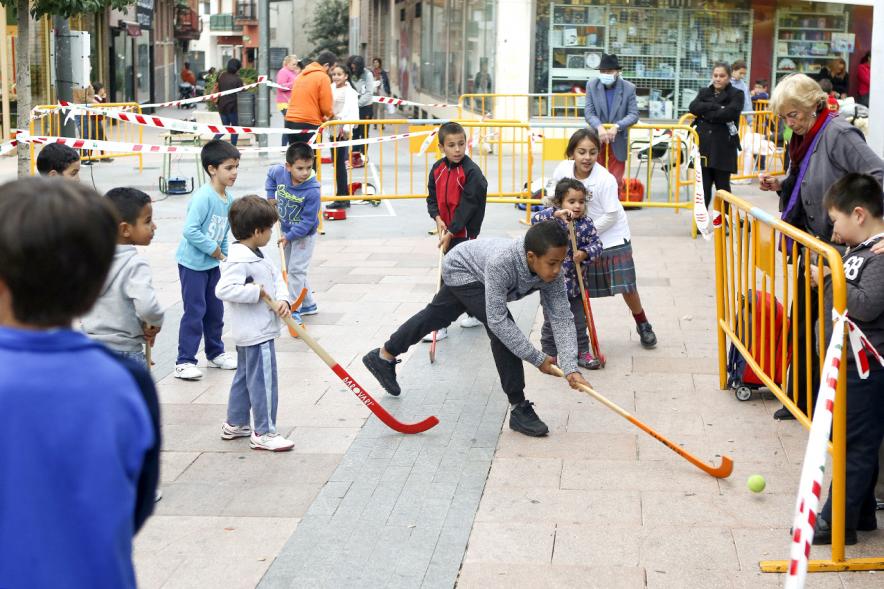 Niños jugando a hockey 