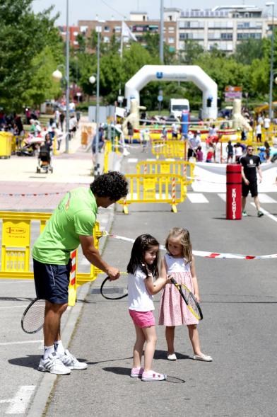 Niñas jugando al tenis