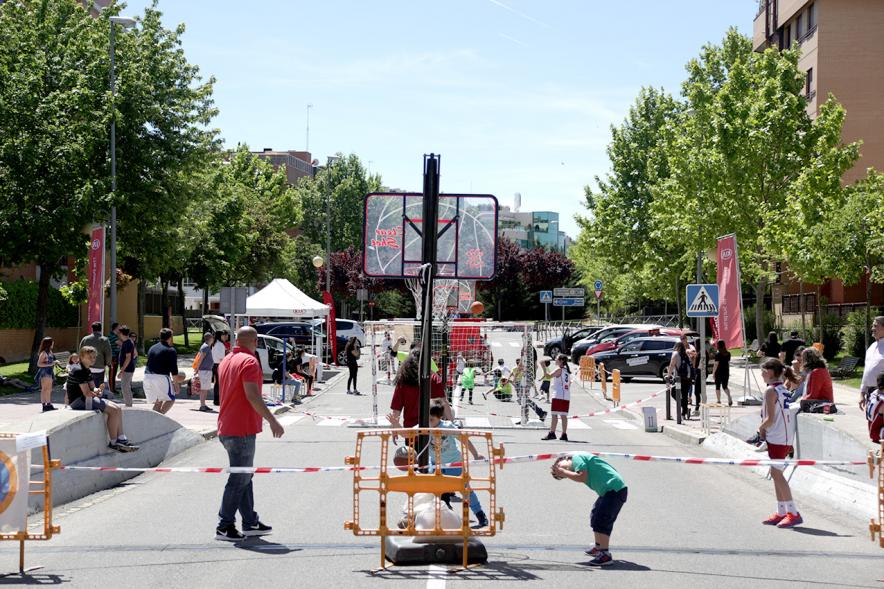 Jóvenes jugando al baloncesto