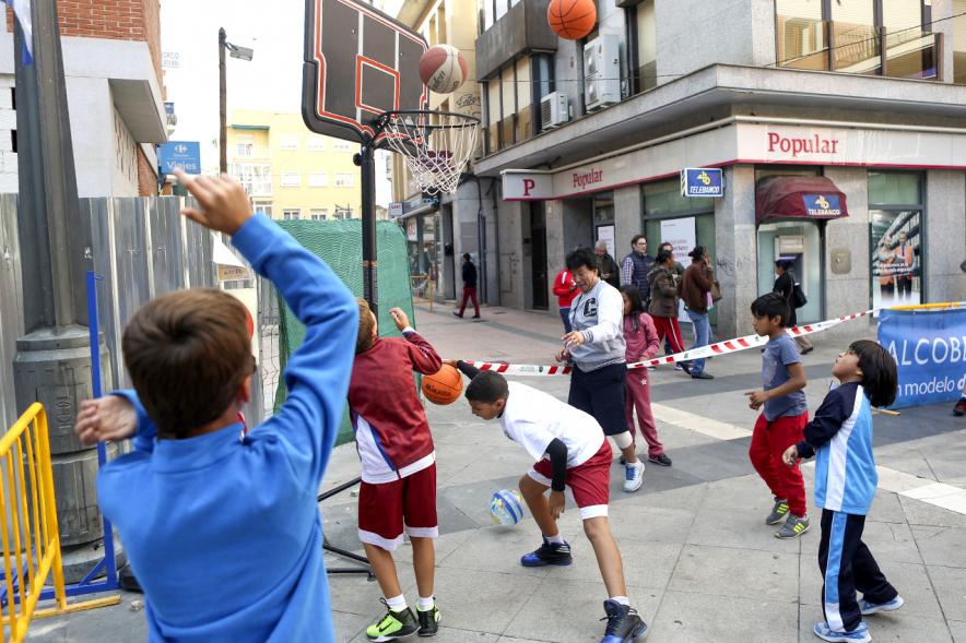 Niños jugando al baloncesto