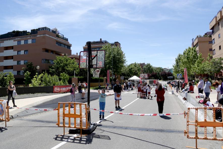 Jóvenes jugando al baloncesto