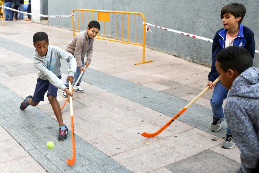 Niños jugando al hockey