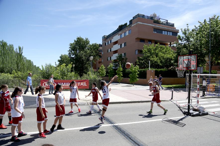 Niñas jugando baloncesto