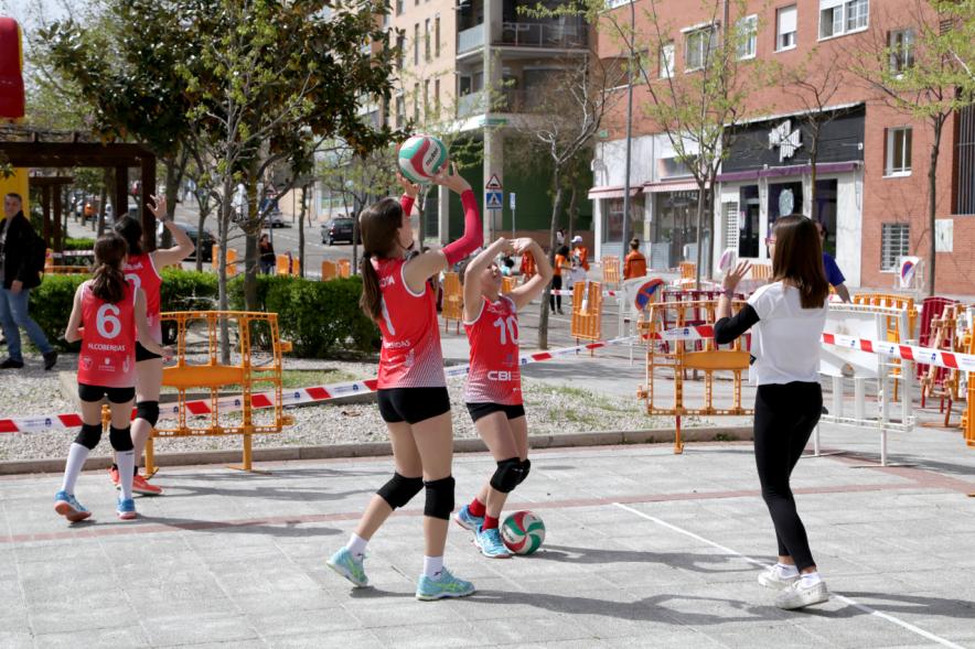 Jóvenes juegan al voleiball