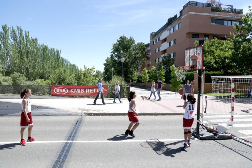 Niñas jugando baloncesto