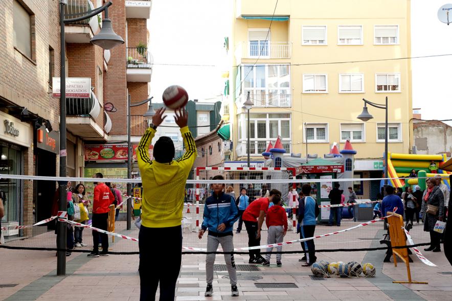 Niños jugando voleibol