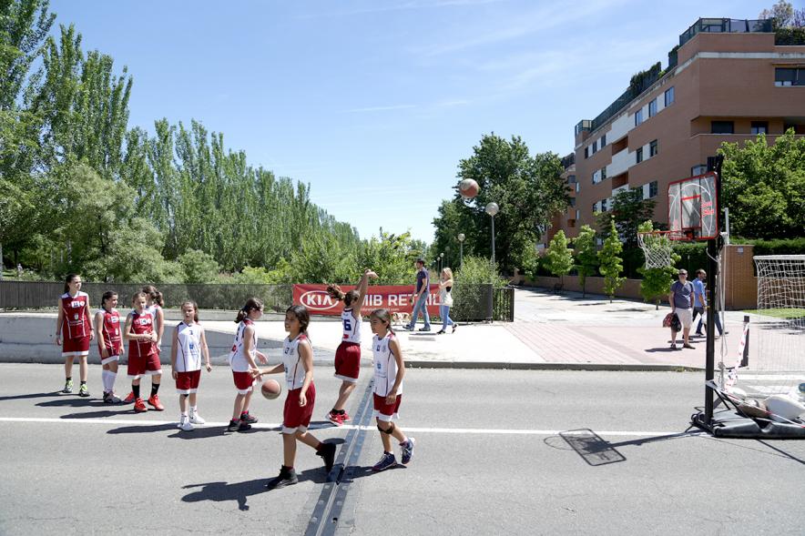 Niñas jugando al baloncesto