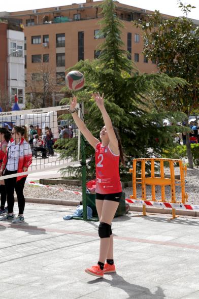 Chica jugando al voleiball