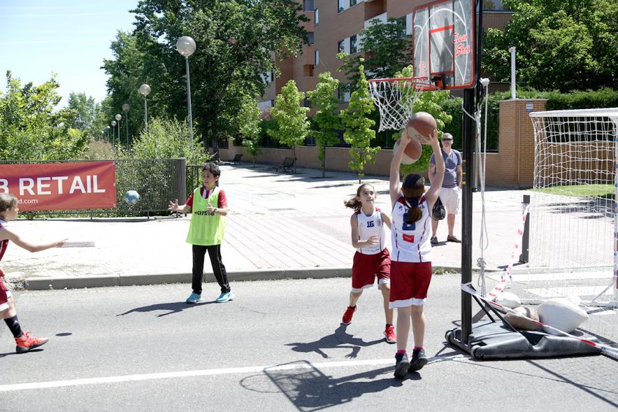 Niñas jugando baloncesto
