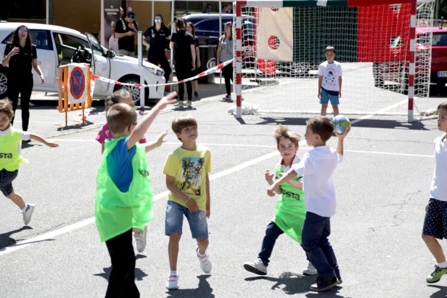 Niños jugando al balonmano