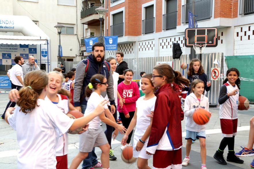 Niños jugando al baloncesto