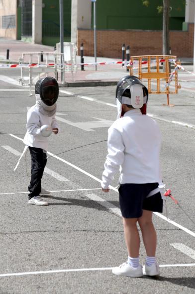 Niños practicando esgrima