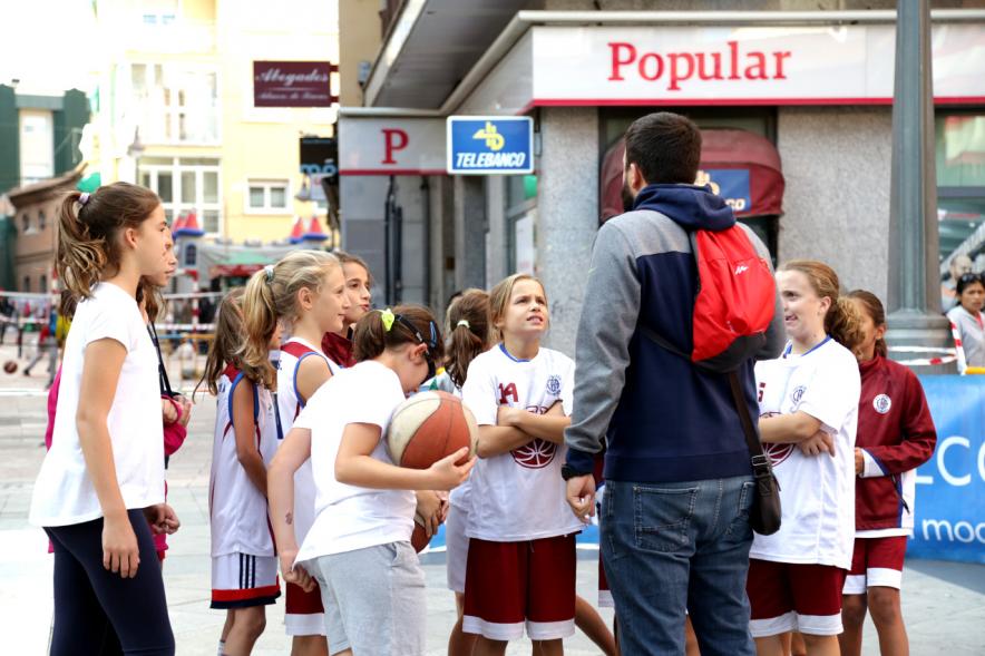 Niñas jugando baloncesto
