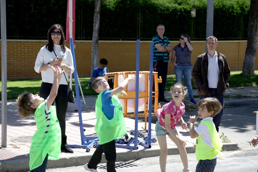Niños jugando al balonmano