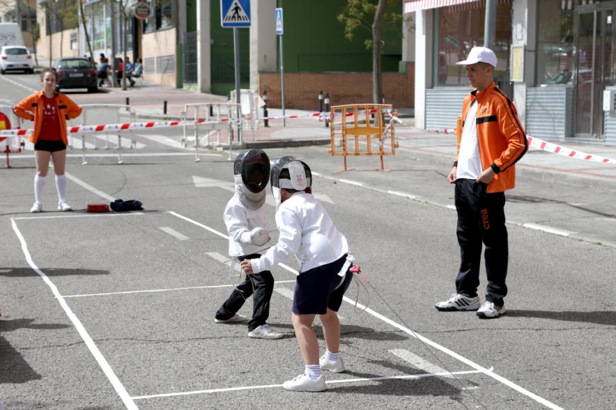Niños practicando esgrima