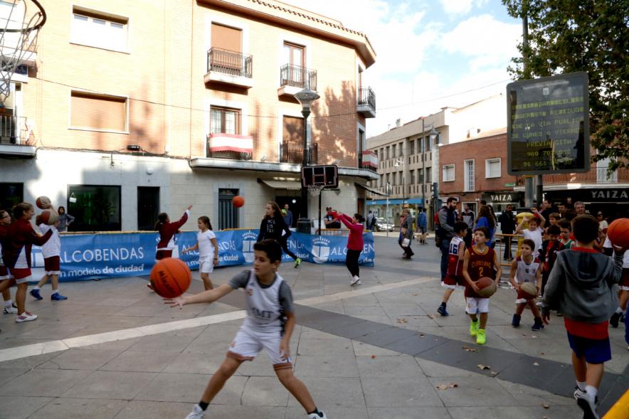 Niños jugando al baloncesto