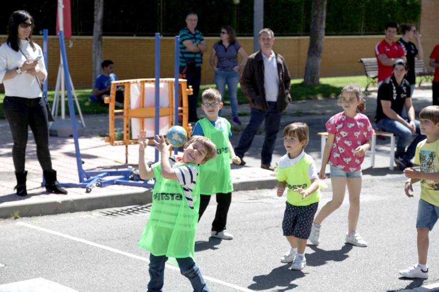 Niños jugando al balonmano