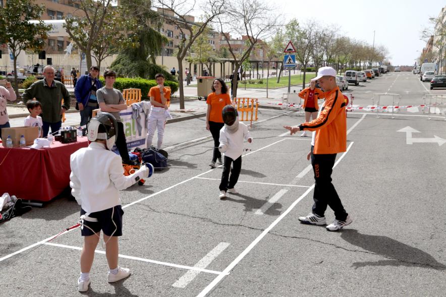 Niños practicando esgrima