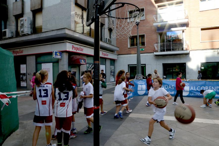 Jóvenes jugando al baloncesto