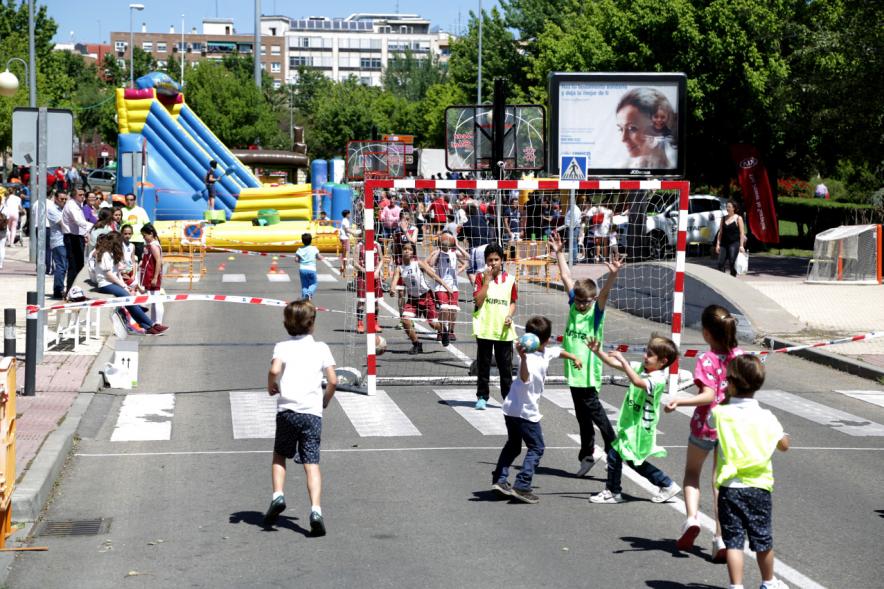 Niños jugando al balonmano