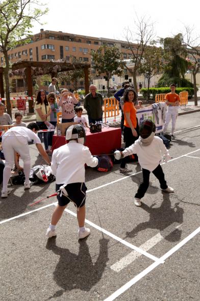 Niños practicando esgrima